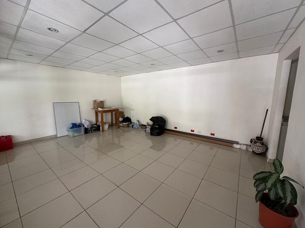 En venta edificio de tres pisos en Llorente de Tibás