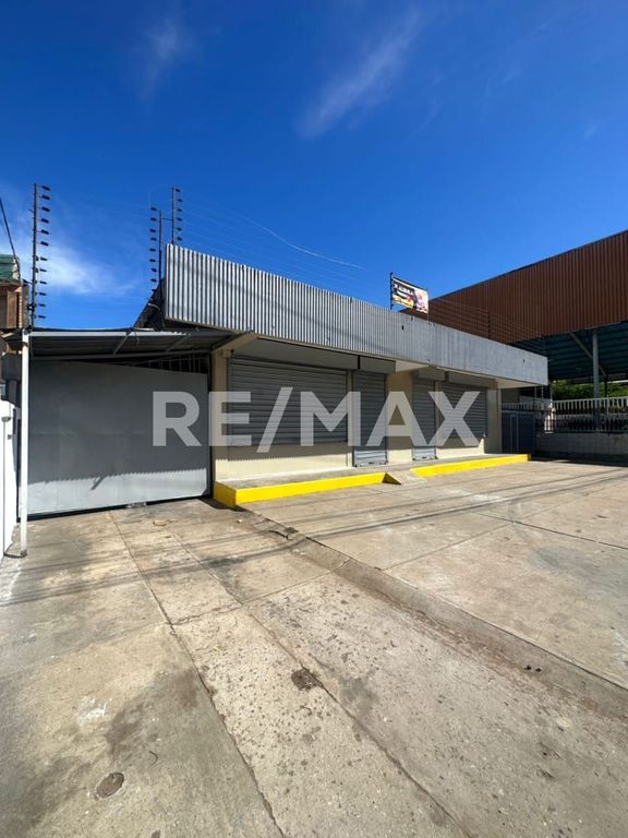 Local y Galpón en Alquiler Av. Principal La Curva, Remax Millenium