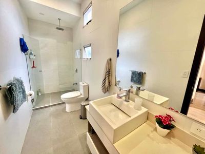  1 PLANTA: Casa contemporánea, 4 cuartos + servicio, 4 parqueos, condo 24h seg, Lindora