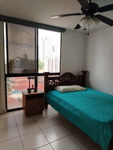  12 de octubre. Dama profesional o estudiante. Habitación principal amoblada, baño interno y nevera