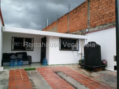 26-7087 Amplia casa en Venta de 120 mtrs en zona de Los Caobos Picture 2 of 20