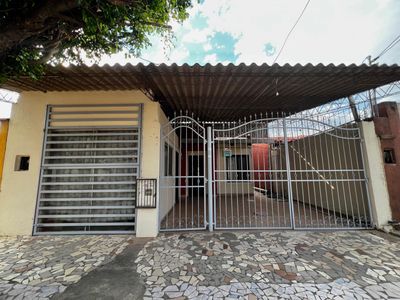 A 2 cuadras de la av. montecristo