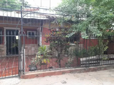 A 4 Cuadras De La Avda. Artigas, Patio Amplio Con Espacio Para 4 Autos Mínimo