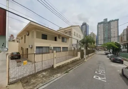 À venda | Casa Comercial de 420 m² com 8 vagas - Centro, em Florianópolis.