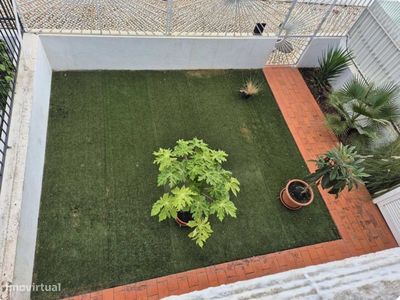 A venda. Vivenda em banda V3 Gambelas.