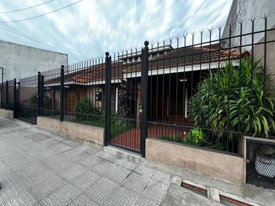 Alquiler Casa 45 años 4 dormitorios, 199m2, 2 cocheras, Avenida San Martin 487, Adrogue | Buscainmueble