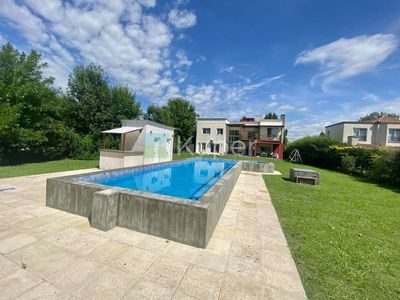 Alquiler Casa a estrenar 5 dormitorios, 200m2, 2 cocheras, Estancias Del Pilar, Pilar | Adinco