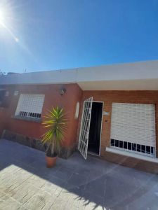 ALQUILER CASA EN BUCEO DE 1 DORMITORIO, CON PATIO AL FONDO Y FRENTE CON COCHERAS, SIN GASTOS COMUNES