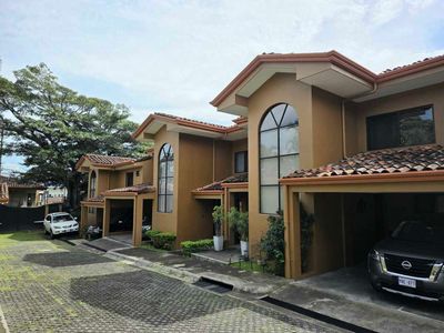  Alquiler Casa en Condominio Pequeño Zona Distrito 4 Escazú Foto 3 de 20