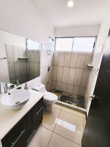   ALQUILER DE CASA AMIEBLADA DE UNA PLANTA Y CON PATIO EN CONDOMINIO SAN RAFAEl. SE ACEPTAN MASCOTAS