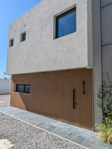 ALQUILER DE CASA DE TRES DORMITORIOS, 3 BAÑOS Y FONDO CON PARRILLERO EN COMPLEJO CERRADO EN CARRASCO