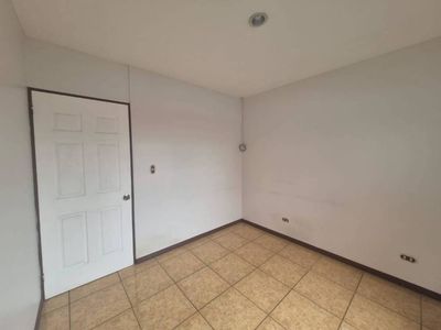  ALQUILER DE CASA INDEPENDIENTE DE 3 HABITACIONES (UBICADA EN LOMAS DE AYARCO )