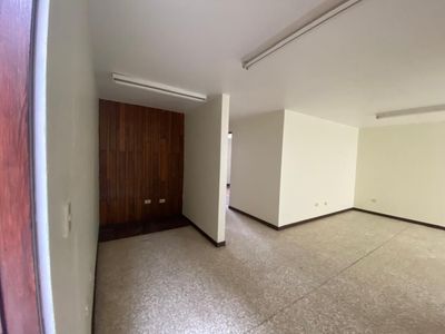 Alquiler de Local Comercial en Tibás, San José. RAH 25-1736 Picture 8 of 10