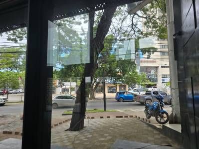 ALQUILER DE LOCAL COMERCIAL SOBRE AVIADORES DEL CHACO CASI MOLAS Foto 2 de 32