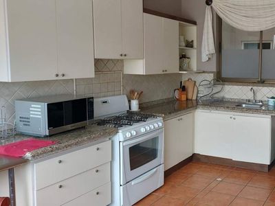  ALQUILER O VENTA DE CASA AMUEBLADA EN CONDOMINIO - SAN ANTONIO, ESCAZÚ