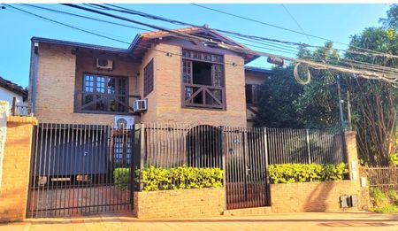 Alquilo Amplia Casa De 6 Habitaciones !