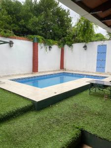 Alquilo amplia casa en Fernando de la Mora