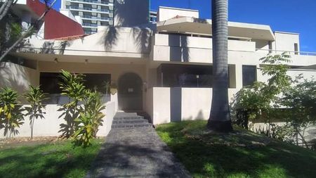 Alquilo Amplia Casa Para Oficina O Vivienda .zona Mcal Lopez