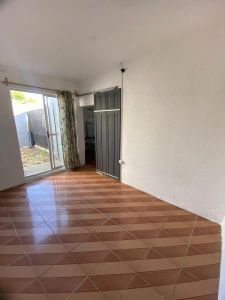 ALQUILO casa 1 DORMITORIO, CON ENTRADA PARA AUTOS, SIN GASTOS COMUNES. VILLA ESPAÑOLA Foto 2 de 16