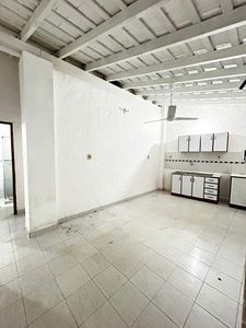 ALQUILO CHALET DE 3 HABITACIONES Y ESTACIONAMIENTO P/4