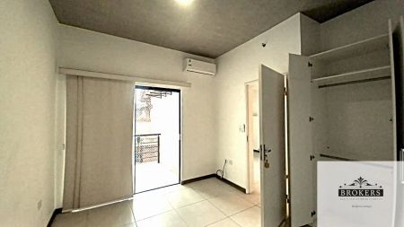 Alquilo Departamento De 2 Dormitorios Con 2 Cocheras, Villa Aurelia