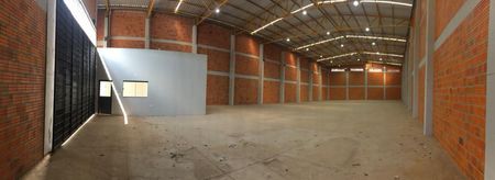 Alquilo Deposito De 1.000 M2 A Estrenar En Luque.