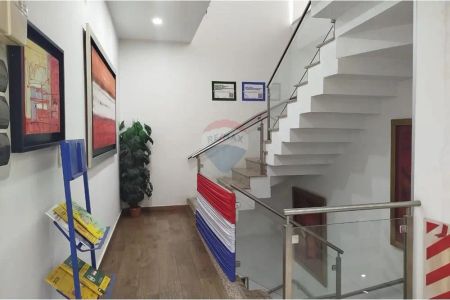 Alquilo edificio de 3 niveles Foto 3 de 15