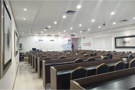 Alquilo edificio de 3 niveles Foto 9 de 15