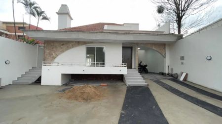 ALQUILO HERMOSA CASA EN EL BARRIO LOS LAURELES