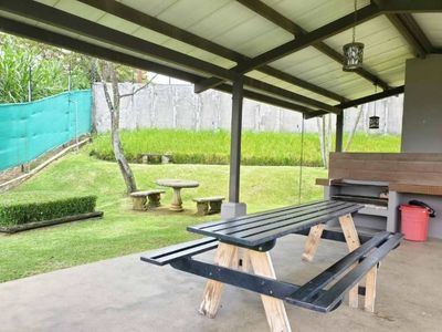 Alquilo hermoso apartamento en planta baja ubicado en San Francisco de Heredia ¢550.000