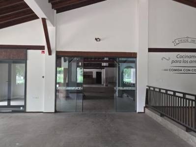 Alquilo Local Comercial/ Gastronómico - Ubicación Estratégica sobre Asfalto!