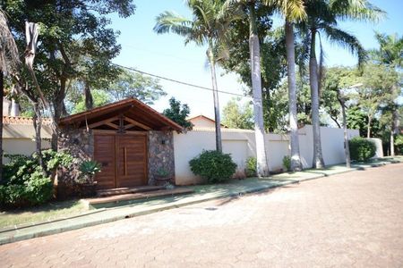 Alquilo lujosa residencia de 05 habitaciones en suite. A 600 metros del Lago República. Foto 1 de 8
