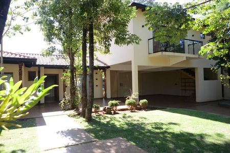 Alquilo lujosa residencia de 05 habitaciones en suite. A 600 metros del Lago República. Foto 2 de 8