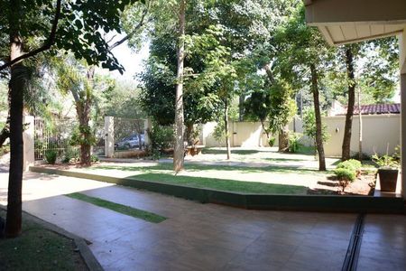 Alquilo lujosa residencia de 05 habitaciones en suite. A 600 metros del Lago República. Foto 4 de 8