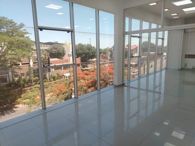 ALQUILO OFICINA AMPLIA