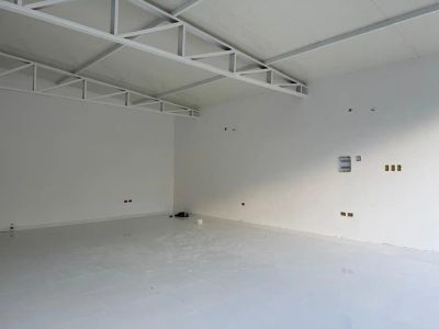 Alquilo Salón Comercial frente a la Iglesia Trinidad  Foto 2 de 3