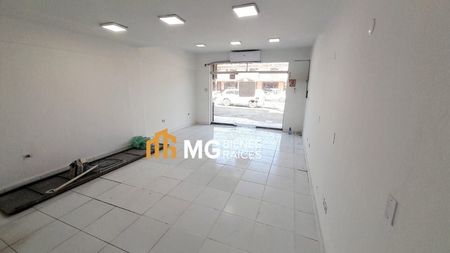 Alquilo Salón Comercial sobre Avda Fernando frente a Panadería Don Mario