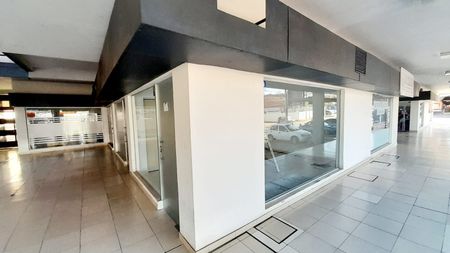 Alquilo salón Comercial zona Super 6 Denis Roa 