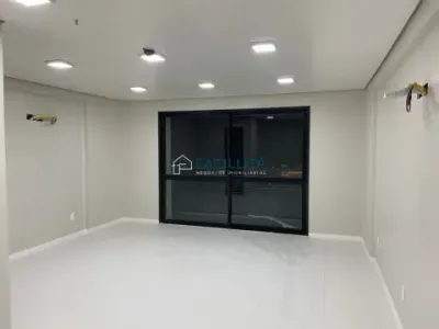 Alugo sala comercial no Britânia Parque Office com 36 m² prédio de alto padrão na Ponta Negra