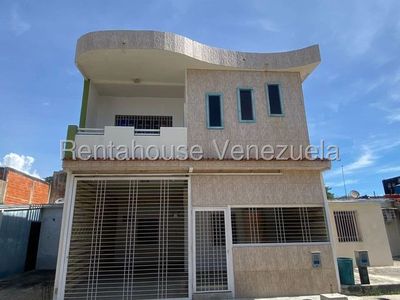 Amplia casa en venta 2 plantas, Terraza y Balcón conjunto privado con pozo de agua  MLS #25-13187