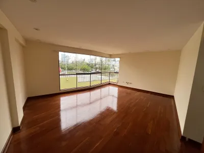 Amplio Departamento En Venta Con Cochera En San Isidro