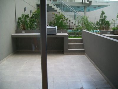Amplio Monoambiente con patio y parrilla en edificio con amenities