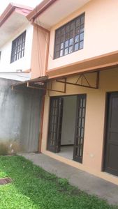  Amplio y seguro en bella zona residencial a 1 Km Este de la UNA