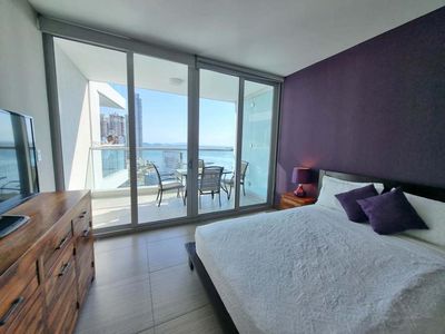 APARTAMENTO AMOBLADO CON VISTA AL MAR Y BALCÓN EN AV. BALBOA – SERVICIOS INCLUIDOS