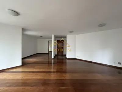 Apartamento com 240m² no Paraíso. O imóvel possui 4 suítes e 3 vagas.