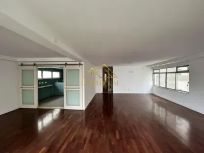 Apartamento com 390m² no Jardins. O imóvel possui 4 quartos, sendo 2 suítes e 2 vagas.