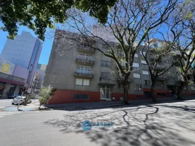 Apartamento com três dormitórios no Centro