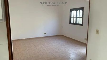Apartamento en alquiler, 1 dormitorio, 1 baño, patio, azotea con parrillero. La Blanqueada.