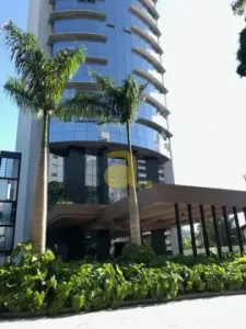 APARTAMENTO NO EDIFICIO GRAND TRIANON - BLUMENAU- SC. O apartamento é composto de 4 suítes, dependên