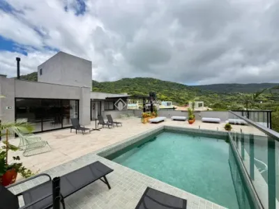 Apartamento semi-mobiliado com 70 m² privativos, novo e nunca ocupado.